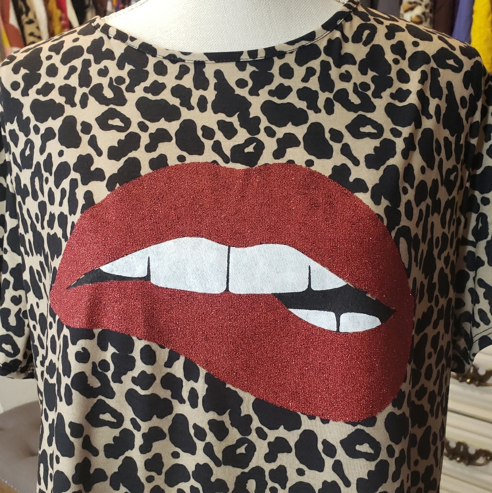Glitter lips graphic tee